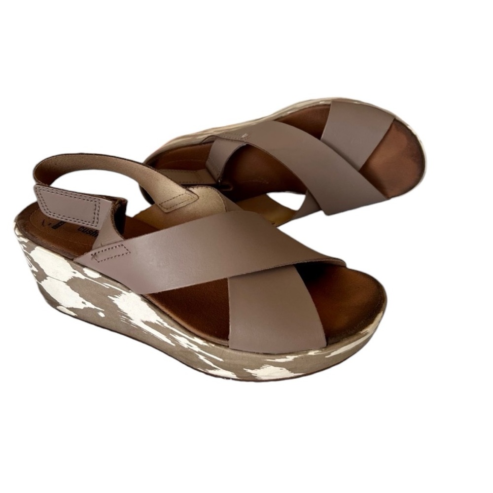 WEEKEND SALE ‼️🎈‼️CLARKS COLLECTION SOFT CUSHION WEGDE SANDALS SIZE 9W